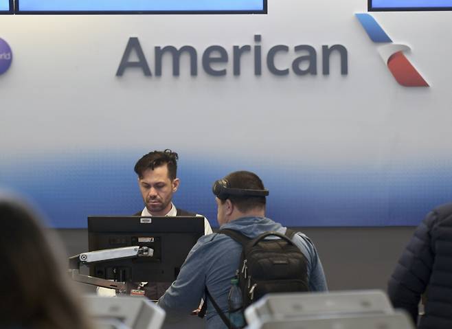13일 미국 덴버 국제공항의 아메리칸 에어라인 수속카운터 모습. AP연합뉴스