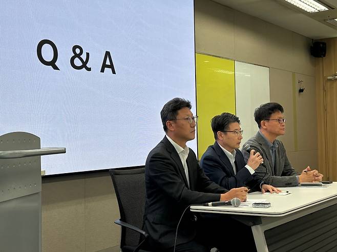 SK텔레콤 관계자들이 19일 서울 중구 삼화타워에서 해킹 사고 관련 일일브리핑을 진행하고 있다. (왼쪽부터) 질의응답을 하고 있는 김희섭 PR센터장과 임봉호 MNO사업부장, 류정환 네트워크인프라센터장.