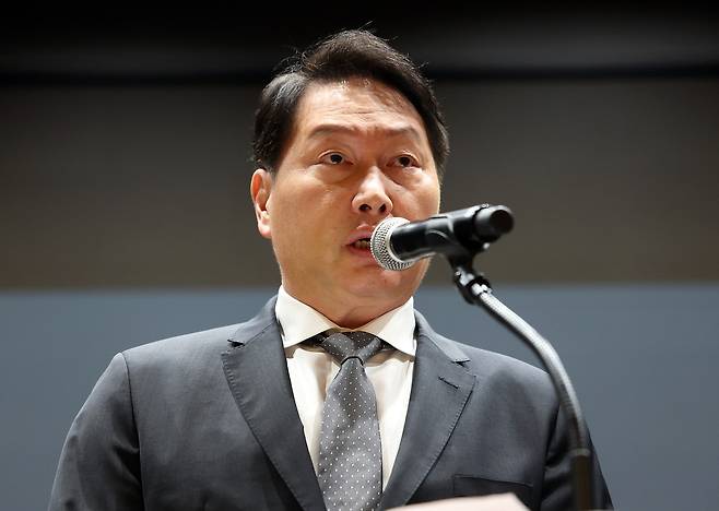 최태원 SK그룹 회장이 지난달 7일 서울 중구 SK텔레콤 T타워 SUPEX홀에서 기자회견을 하고 있다. 권현구 기자