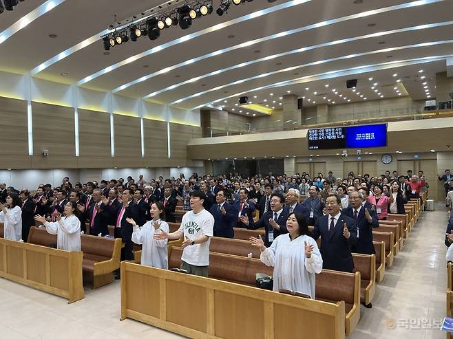 세계성시화 전북대회 참석자들이 19일 전북 군산시 삼학동 남군산교회에서 열린 ‘2025 세계성시화 전북예배’를 마친 뒤 일어서서 “전 교회가 전 복음을 전 시민에게. 행복한 시민, 건강한 가정, 깨끗한 시민” 구호를 외치고 있다.