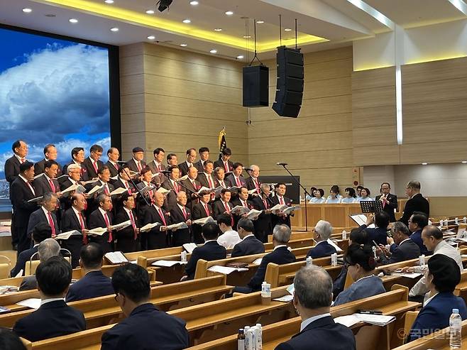 세계성시화운동본부 주요 관계자들이 구호를 외치고 있다. 앞선 예배 모습과 군산장로합창단이 봉헌 찬양을 부르는 모습(위에서부터 아래로).