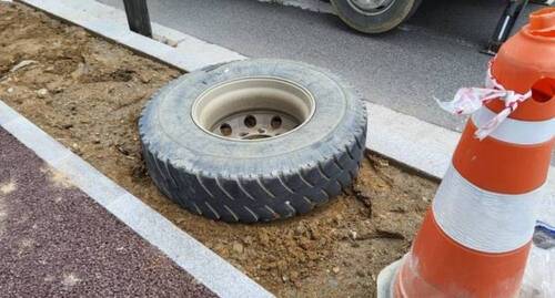 과천 갈현동 도로에 떨어잔 덤프트럭 바퀴. 경기도소방재난본부 제공