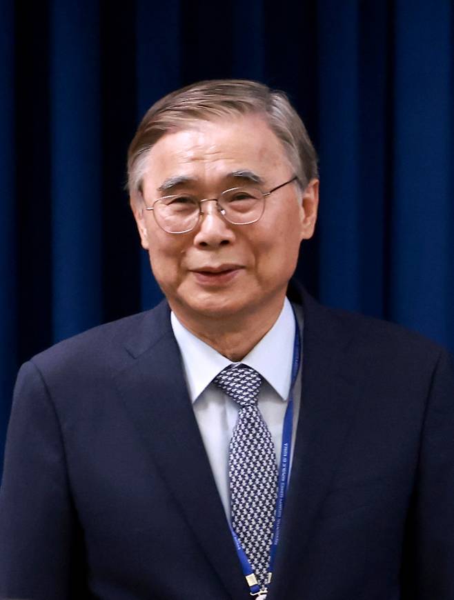 지난 4일 서울 용산 대통령실 청사에서 열린 이재명 정부 첫 인사브리핑에서 이종석 신임 국가정보원장 후보자가 소개되고 있다. [사진 출처 = 연합뉴스]