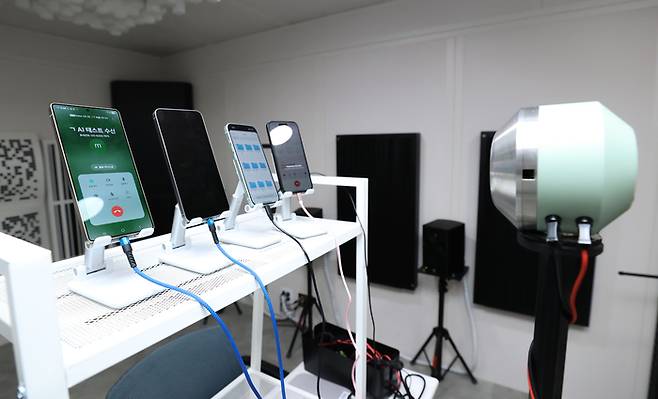 LG유플러스 서울 마곡 사옥에 위치한 AI 음성인식 시험실 모습. AI 통화 에이전트 ‘익시오’의 음성 인식 성공률 등 품질 측정 위한 양방향 통화 시험실로, 측정·진단·평가 전 과정에 걸쳐 AI 기반의 자동화 시스템이 적용돼 24시간 최소 인력으로 운영되고 있다. 사진은 익시오와 더불어 타사 AI 에이전트를 동시 시험하고 있는 모습. <사진=LG유플러스>