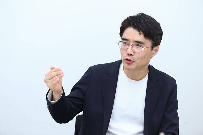 강성광 LG유플러스 선행품질혁신담당이 최근 서울 마곡 사옥에서 매일경제신문과 만나 자사의 AI 음성인식 시험실의 구축 배경과 향후 계획에 대해 밝히고 있다. <사진=LG유플러스>