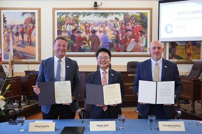 왼쪽부터 개빈 버클리 아나폴리스 시장, 육동한 춘천시장, 윌터 스털링 세인트존스대 총장. [춘천시]