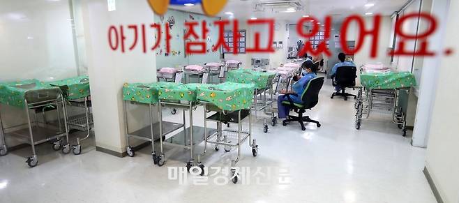 서울시내 한 병원 신생아실 모습 [한주형 기자]