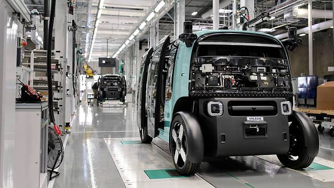 아마존 죽스 로보택시가 미국 캘리포니아주 헤이워드 지역에 위치한 약 2만㎡ 규모 공장에서 조립되고 있다.  AP연합뉴스