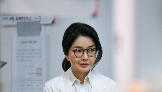 윤석열 전 대통령 배우자 김건희 여사가 제21대 대통령 선거일인 3일 서울 서초구 원명초등학교에 마련된 서초4동제3투표소에서 투표하기 위해 줄을 서고 있다.(사진=연합뉴스)