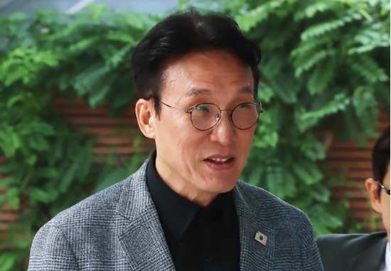 김민석 국무총리 후보자가 6월 18일 서울 종로구 통의동 금융감독연수원에 마련된 청문회 준비단 사무실로 출근하고 있다. (출처=연합뉴스)