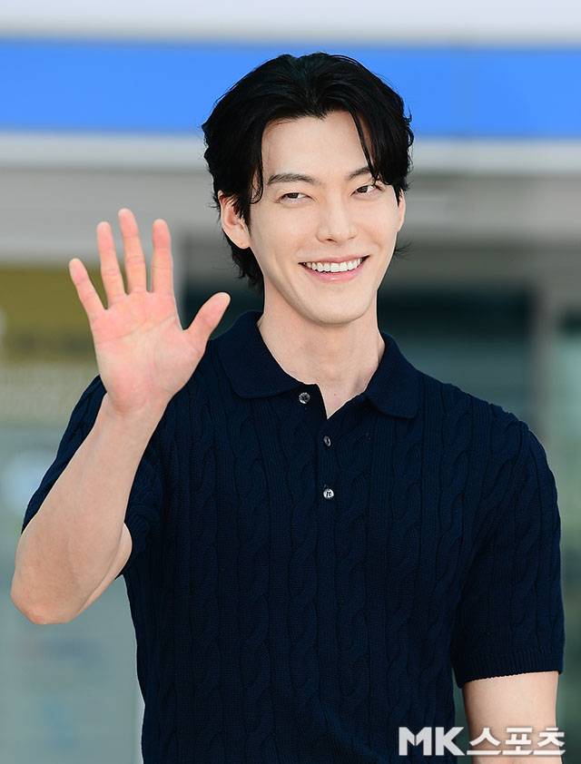 배우 정해인과 김우빈이 18일 나란히 인천공항에 모습을 드러냈다. 사진=김영구 기자