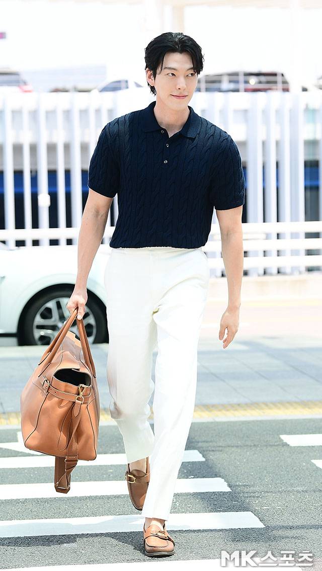 배우 정해인과 김우빈이 18일 나란히 인천공항에 모습을 드러냈다. 사진=김영구 기자