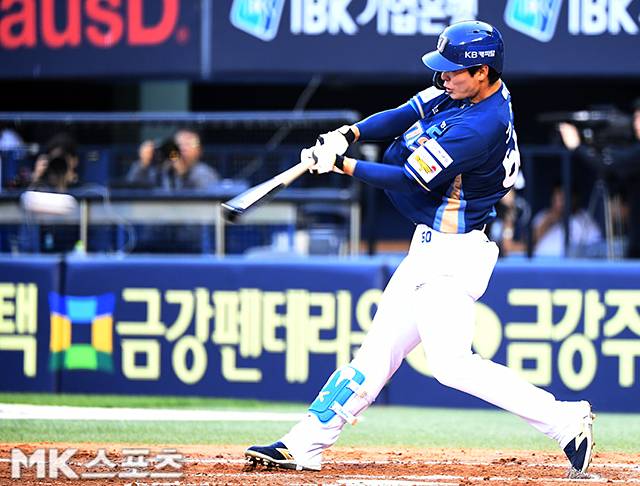 고승완이 18일 잠실 LG전에서 개인 첫 안타를 치고있다. 사진(잠실 서울)=천정환 기자