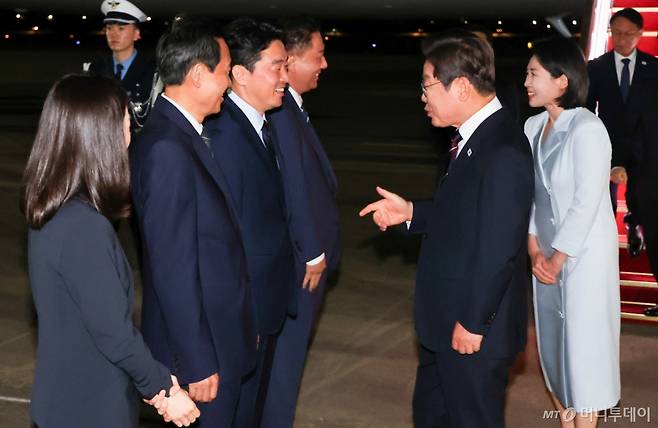 [성남=뉴시스] 최진석 기자 = 이재명 대통령과 부인 김혜경 여사가 19일 주요 7개국(G7) 정상회의 참석을 마치고 성남 서울공항에 도착해 공군 1호기 내려 강훈식 비서실장과 대화하고 있다. 왼쪽부터 김진아 외교부 2차관, 우상호 정무수석, 강 비서실장, 김병기 더불어민주당 당대표 직무대행 겸 원내대표. 2025.06.19. myjs@newsis.com /사진=최진석