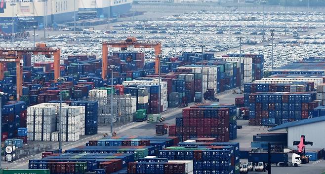 경기 평택시 포승읍 평택항에 수출용 컨테이너와 차량들이 세워져 있다.   /사진=뉴스1