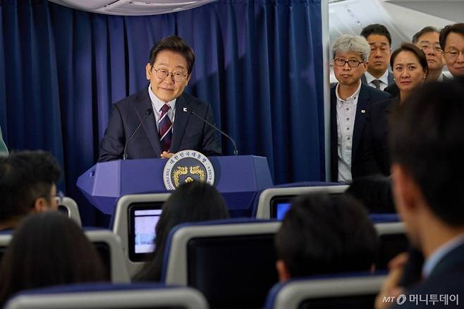 (서울=뉴스1) 허경 기자 = 주요 7개국(G7) 정상회의에 참석하는 이재명 대통령이 16일(현지시간) 캐나다 앨버타주 캘거리로 향하는 공군 1호기에서 기자간담회를 하고 있다. (대통령실 제공. 재판매 및 DB 금지) 2025.6.18/뉴스1  Copyright (C) 뉴스1. All rights reserved. 무단 전재 및 재배포,  AI학습 이용 금지. /사진=(서울=뉴스1) 허경 기자