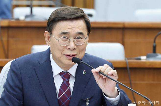 이종석 국가정보원장 후보가 19일 오전 서울 여의도 국회에서 열린 인사청문회에 출석해 의원 질의에 답하고 있다. / 사진=뉴스1