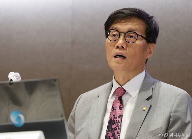 (서울=뉴스1) 오대일 기자 = 이창용 한국은행 총재가 18일 오후 서울 중구 한국은행 별관 컨퍼런스홀에서 열린 물가안정목표 운영상황 점검 설명회에서 모두발언을 하고 있다.  이 총재는 이 자리에서 "올해 상반기 중 가공식품과 일부 서비스가격이 인상된 점은 연중 상방 요인으로 작용하겠으나, 낮은 수요압력 등이 이를 상쇄하면서 올해 하반기 중 소비자물가와 근원물가 상승률은 모두 1%대 후반 수준에서 안정될 것"이라고 내다봤다. 2025.6.18/뉴스1  Copyright (C) 뉴스1. All rights reserved. 무단 전재 및 재배포,  AI학습 이용 금지. /사진=(서울=뉴스1) 오대일 기자