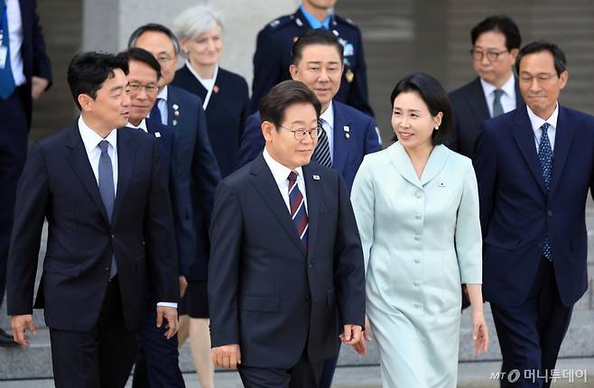 (성남=뉴스1) 박정호 기자 = 이재명 대통령과 부인 김혜경 여사가 캐나다에서 열리는 주요7개국(G7) 정상회의 참석을 위해 16일 오후 경기도 성남 서울공항을 통해 출국하며 강훈식 대통령 비서실장, 우상호 정무수석, 김병기 더불어민주당 원내대표 등의 환송을 받고 있다.   역대 대통령 가운데 가장 빠른 취임 12일 만의 첫 해외 방문에 나서는 이 대통령은 의장국인 캐나다의 공식 초청에 따라 옵서버(참관국) 자격으로 G7 확대회의에 참석한다. 2025.6.16/뉴스1  Copyright (C) 뉴스1. All rights reserved. 무단 전재 및 재배포,  AI학습 이용 금지. /사진=(성남=뉴스1) 박정호 기자