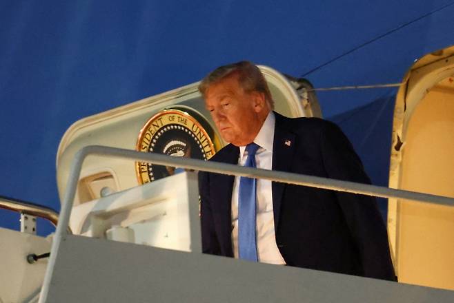 (앤드루스 합동기지 로이터=뉴스1) 김지완 기자 = 17일(현지시간) 캐나다에서 열린 주요 7개국(G7) 정상회의 일정을 마치고 돌아온 도널드 트럼프 미국 대통령이 메릴랜드주 앤드루스 합동기지에 착륙한 대통령 전용기 에어포스원에서 나오고 있다. 2025.06.17 /로이터=뉴스1