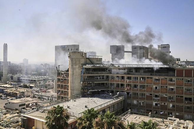 19일(현지시간) 이란의 탄도미사일 공격을 받은 이스라엘의 소로카 병원에서 검은 연기가 나고 있다. /AP=뉴시스