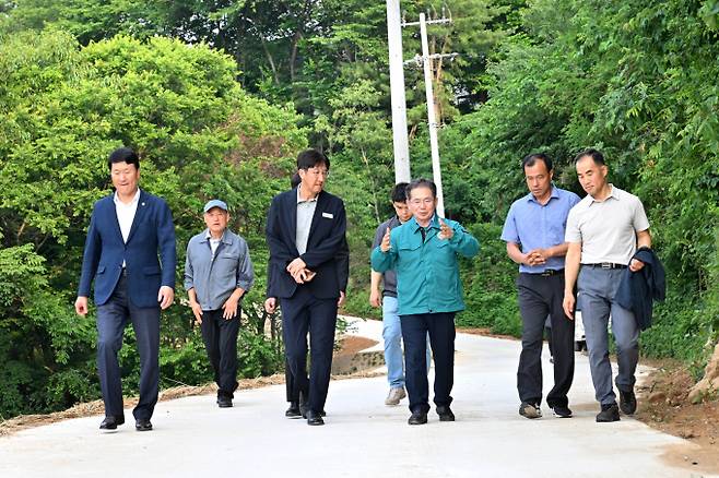 김진열 군위군수 등 군위군 관계자들이 효령면 중구2리에 개통된 우회도로를 걷고 있다./사진제공=대구 군위군