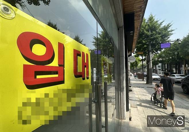 서울 강남구 신사동 가로수길 한 상가에 임대문의 안내문이 붙어 있다./사진=장동규 기자