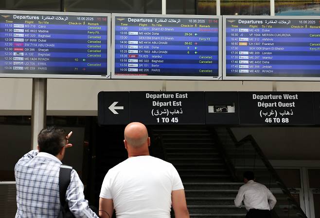중동 갈등 여파로 국제 유가가 급등하면서 국내 항공 업계의 실적에 빨간불이 켜졌다. 사진은 레바논 베이루트 공항에서 결항편을 확인하는 승객들의 모습. /사진=로이터
