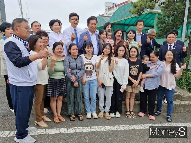 19일 전남 보성 벌교 5일 시장을 방문한 더불어민주당 정청래 의원이 다문화 가족들과 기념사진을 찍고 있다./홍기철기자