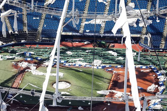 탬파베이 레이스가 매각을 위한 독점 협상을 진행한다. 사진은 지난해 허리케인으로 무너진 탬파베이 홈 구장 트로피카나 필드의 모습.  /사진=로이터