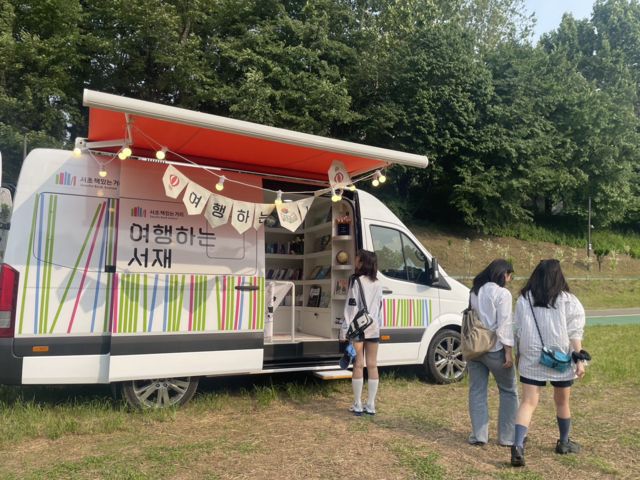 서울 서초구의 ‘여행하는 서재’ 차량. 서초구청 제공