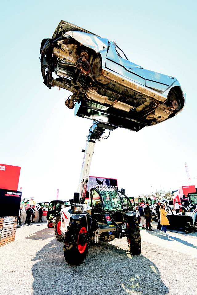 지난 4월 독일 뮌헨에서 열린 유럽 최대 건설기계 박람회 ‘2025 바우마’ 현장에서 두산밥캣의 건설 중장비인 텔레핸들러가 폐차 차량을 들어 올리고 있다.  두산밥캣 제공