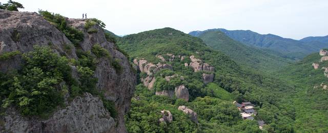선운산 천마봉의 아찔한 벼랑 끝에 선 여행자가 저 아래 발밑으로 펼쳐지는 도솔암 일대의 경관을 굽어보고 있다.