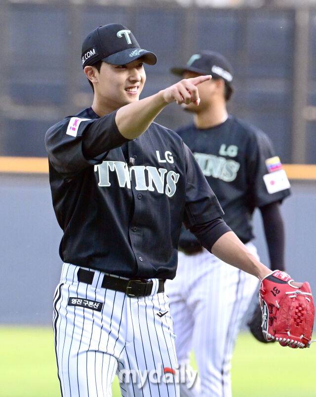 2025년 6월 17일 오후 서울 잠실구장에서 진행된 '2025 신한 SOL뱅크 KBO 리그' NC 다이노스와 LG 트윈스의 경기.LG 이정용이 시구를 마친 뒤 더그아웃 동료들에게 세리머니를 하고 있다./마이데일리