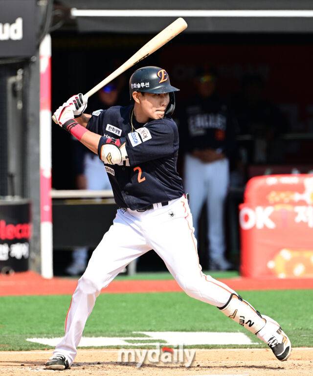 2025년 3월 22일 오후 경기도 수원KT위즈파크에서 '2025 신한 SOL뱅크 KBO 리그' 한화 이글스와 KT 위즈의 경기. 한화 심우준이 3회초 2사 후 타격하고 있다./마이데일리