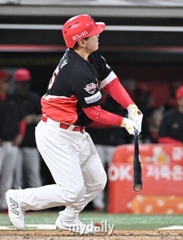 21일 오후 경기도 수원시 조원동 수원kt위즈파크에서 진행된 '2025 프로야구 KBO리그' kt위즈와 KIA타이거즈의 경기. 기아 이우성이 9회초 1사에서 안타를 치고 있다./마이데일리