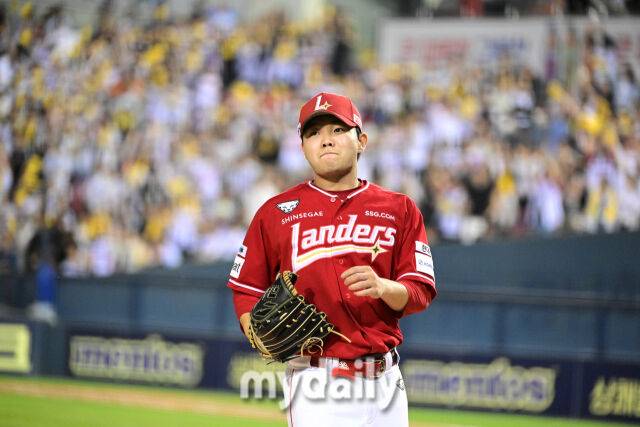 2025년 6월 12일 오후 서울 잠실구장에서 '2025 신한 SOL뱅크 KBO 리그' SSG 랜더스와 LG 트윈스의 경기가 열렸다. SSG 박시후가 5회말 4실점한 뒤 당황하고 있다./마이데일리