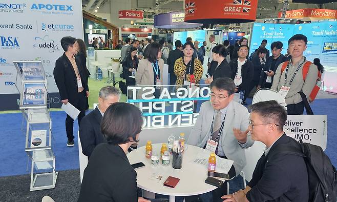 오승록 노원구청장(오른쪽 두번째)가 창동차량기지 일대 개발사업인 ‘S-DBC 조성사업’의 성공적인 추진을 위해 미국 현지에서관계자들과 대화를 나누고 있다.