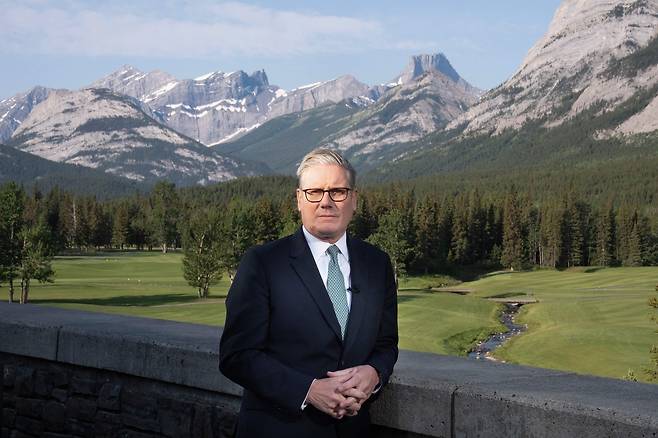 키어 스타머 영국 총리가 지난 17일(현지시간) 캐나다 앨버타주 카나나스키스의 포메로이 카나나스키스 마운틴 로지에서 열린 G7 정상회의에서 언론 인터뷰에 참여하는 모습. [AFP]