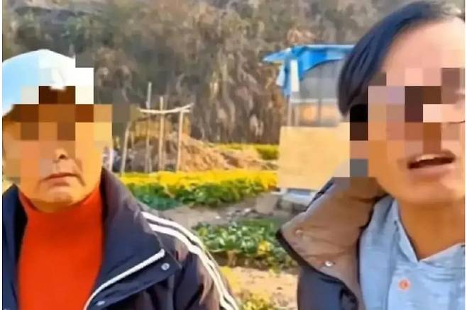 이웃집 텃밭에서 훔친 채소를 요리 해 먹은 뒤 손자가 복통이 나자 이웃을 찾아가 항의한 노인(왼쪽). [소후 닷컴 갈무리]