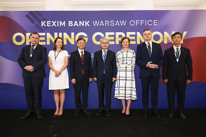 윤희성(오른쪽 네번째) 한국수출입은행장과 태준열(세번째) 주 폴란드 대사 등이 지난 18일(현지시간) 폴란드 바르샤바에서 열린 ‘수은 바르샤바 사무소 개소식’에서 기념촬영을 하고 있다.  [한국수출입은행 제공]