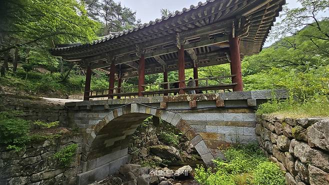 극락교 위 청량각