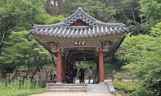 극락교 위 청량각