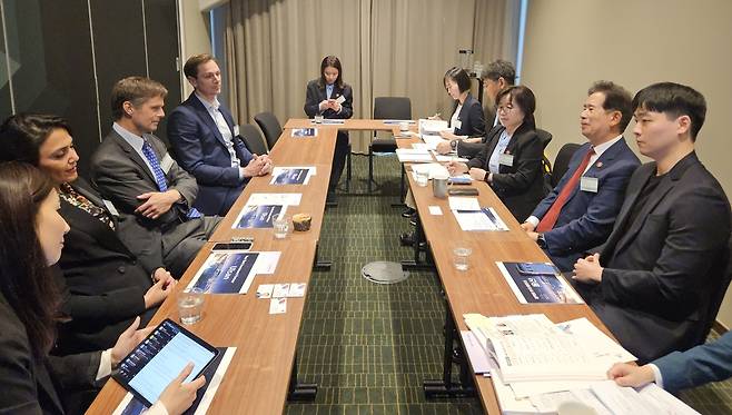 울산시 유럽 투자유치사절단(단장 안효대 경제부시장)이 지난 12일 스웨덴 스톡홀름 스칸딕 컨티넨탈에서 노르웨이 해상풍력 개발·운영기업인 딥윈드오프쇼어(Deep Wind Offshore)사 등 글로벌 신재생에너지 기업들을 대상으로 ‘기업하기 좋은 울산’을 설명하고 있다. [울산시 제공]