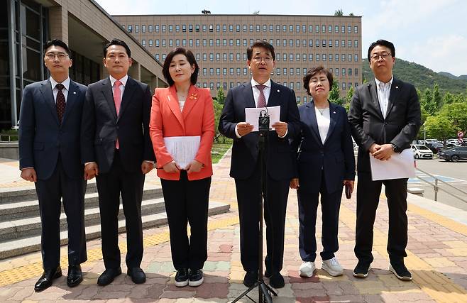 국무총리 후보자 인사청문특위 및 법제사법위원회 위원인 국민의힘 의원들이 19일 경기도 정부과천청사 법무부 민원실 앞에서 김민석 총리 후보자 출입국 자료제출 거부 사유 확인 및 제출을 촉구하는 발언을 하고 있다. 왼쪽부터 국민의힘 박준태, 장동혁, 김희정, 배준영, 조배숙, 곽규택 의원. [연합]