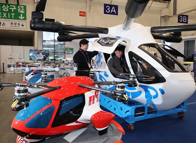 26일 부산 해운대구 벡스코에서 열린 ‘DSK 2025(드론쇼코리아)’에서 관람객들이 다양한 용도의 수륙 양용 도심항공교통(UAM)을 살펴보고 있다.  올해 10주년을 맞이하는 ‘DSK 2025’에는 15개국에서 206개 사 1130개 부스 규모로 참여해 28일까지 첨단 유무인 드론을 선보인다. [연합]