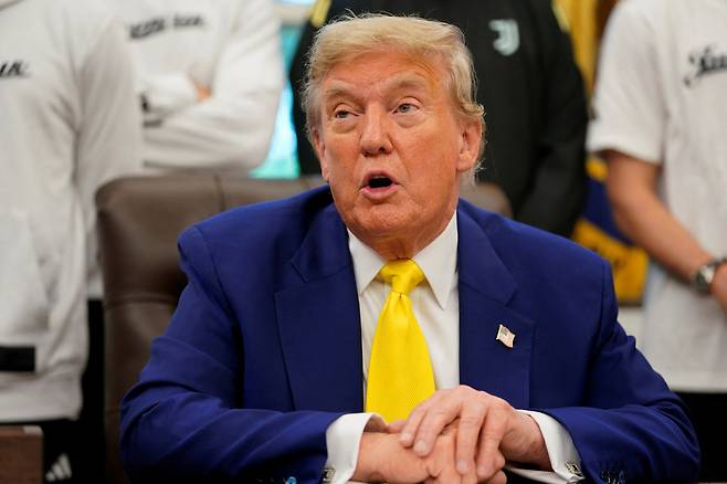 도널드 트럼프 미국 대통령이 18일(현지시간) 미국 워싱턴 D.C. 백악관 집무실에서 유벤투스 축구팀 선수들과 함께 있는 모습. [로이터]