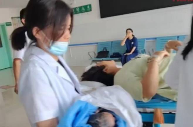 [서울=뉴시스] 한 여성이 단순한 복부 팽만감 때문에 병원을 찾았다가, 초음파 검사 도중 갑작스럽게 출산하는 황당한 일이 벌어졌다.(사진=시나뉴스) *재판매 및 DB 금지