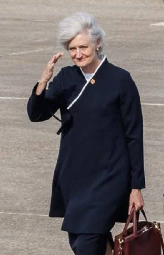 [서울=뉴시스] 이재명 대통령이 G7 정상회의 참석을 위해 출국한 가운데 한복 차림의 캐나다 대사에게 이목이 집중됐다. (사진 = 스레드 캡처) 2025.06.18. *재판매 및 DB 금지