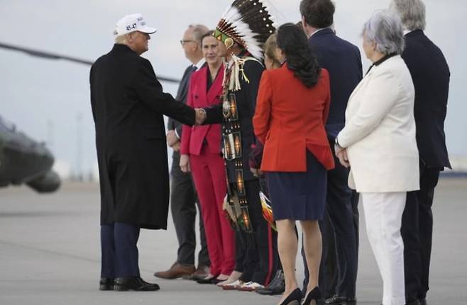 [서울=AP/뉴시스] 캐나다 원주민 지도자 스티븐 크로우차일드는 지난 15일 진행된 G7 정상회의 환영 행사에 참여해 도널드 트럼프 미국 대통령과 이야기를 나눴다. (사진=AP통신 캡처) 2025.06.18 *재판매 및 DB 금지